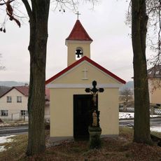 Kříž před kaplí v Malé Vísce