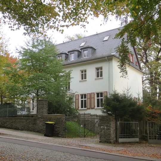 Villa mit Remise, Garten und Einfriedung Küchwaldring 8