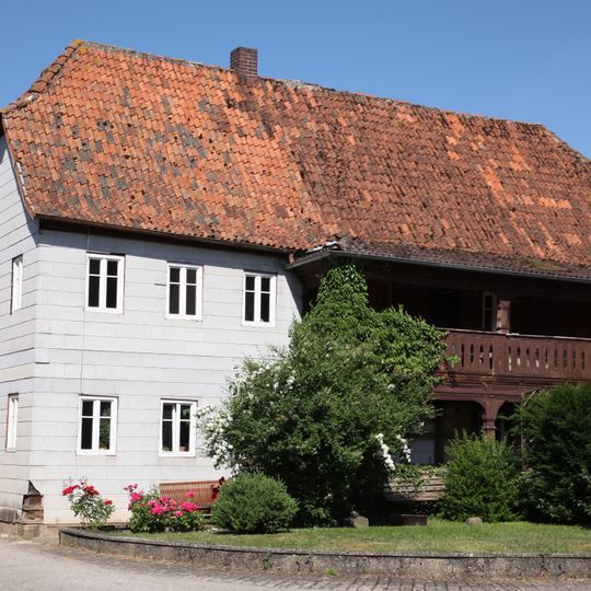 Zweigeschossiges Halbwalmdachhaus
