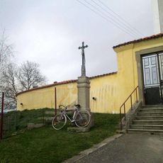 Kříž u kostela v Hradešicích