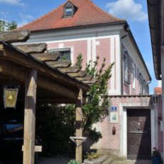 Pfarrhof und zwei Wirtschaftsgebäude