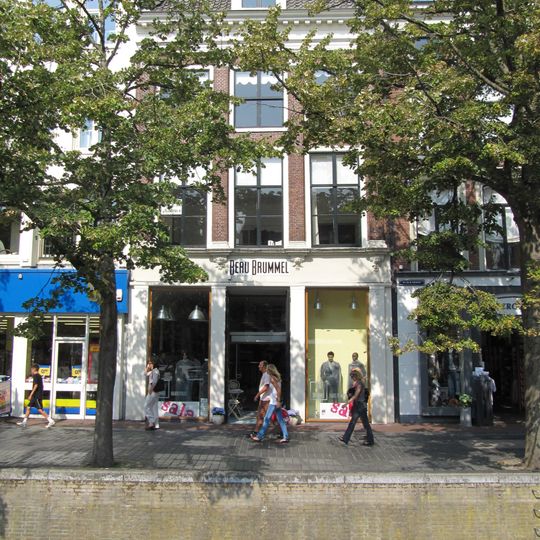 Pand met twee verdiepingen onder schilddak met hoekschoorstenen