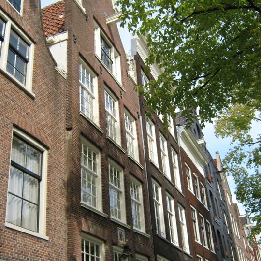 Pand met rijk gebeeldhouwde ingezwenkte halsgevel van s-vormig silhouet