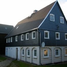 Wohnstallhaus (Umgebinde) und Scheune eines Zweiseithofes Schmiedeweg 4