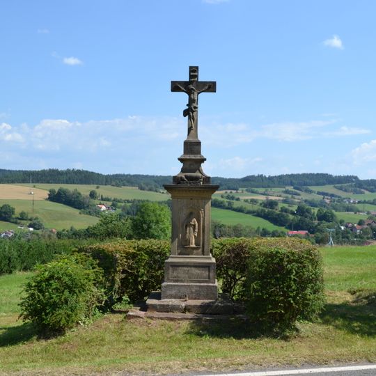 Kříž na okraji Pecky u silnice na Kal