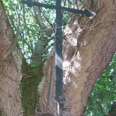 Kříž u silnice u Radvaneckého rybníka