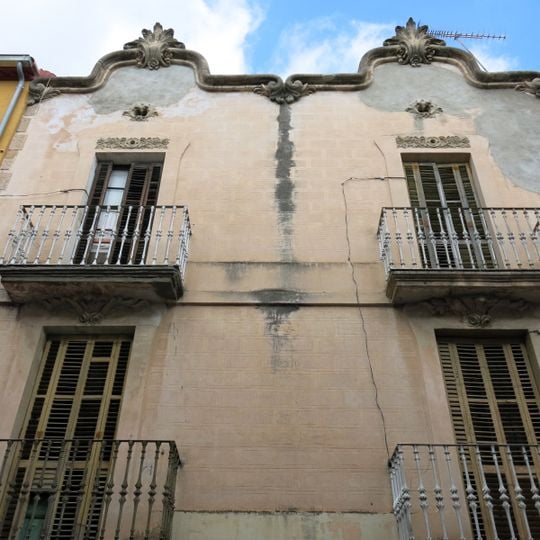 House in carrer Montserrat, 10-12