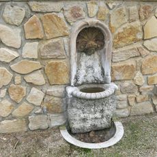 Malá kašna u zdi schodiště v zahradě zámku v Ploskovicích