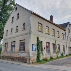 Wohnhaus (Nr. 2a) mit Vorgarten und Einfriedung sowie Webereigebäude (Nr. 2) St. Niclaser Hauptstraße 2; 2a