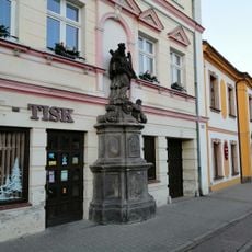Socha svatého Jana Nepomuckého na nároží špitálu