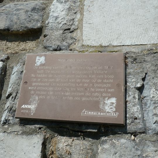 Gedenksteen in de stadswal