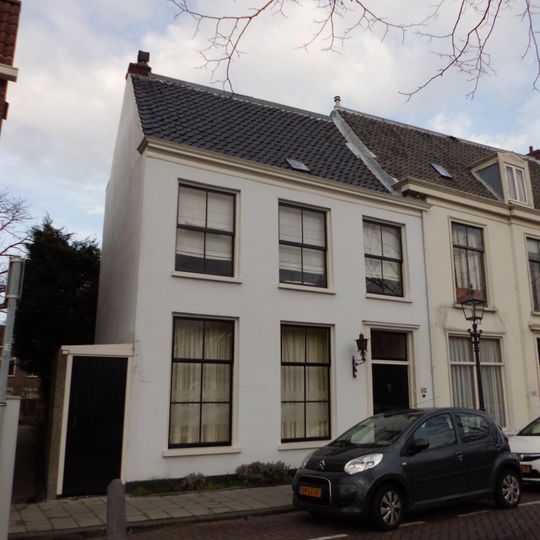 Pand met gepleisterde gevel met rechte kroonlijst, zadeldak