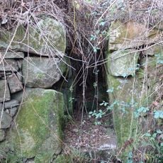 Restos de uma construção conhecida pelo nome de Forno dos Mouros