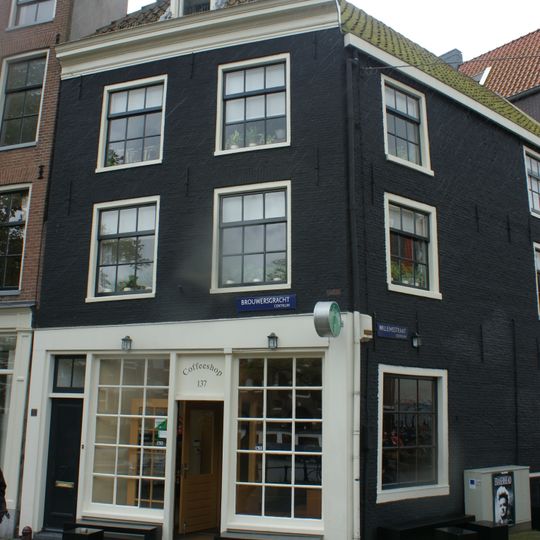 Pand met gevel onder rechte lijst