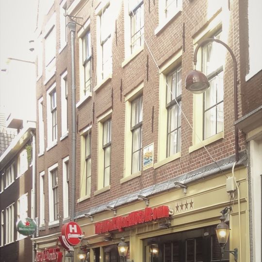 Pand met 18e-eeuwse gevel met latere punttop