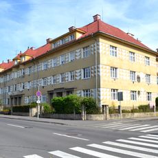Štátne bytové, úradnícke domy, oplotenie