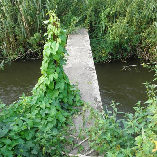 Lávka přes Mlýnský potok v Kostelci nad Labem cca 45 m před ústím do Labe