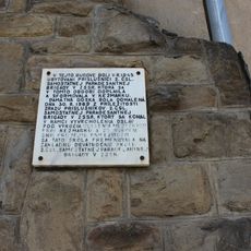 Červená škola s areálom, tabuľa pamätná