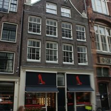 Etagewoningencomplex achter gezamenlijke ingezwenkte halsgevel