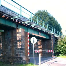 Eisenbahnbrücke mit mehreren Pfeilern aus unregelmäßigen Granitsteinen, darüber Eisenträger Bachstraße