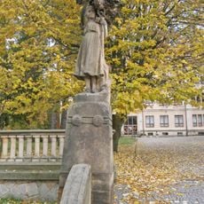 Socha dívky ze sousoší Přátelé stromoví v Hořicích