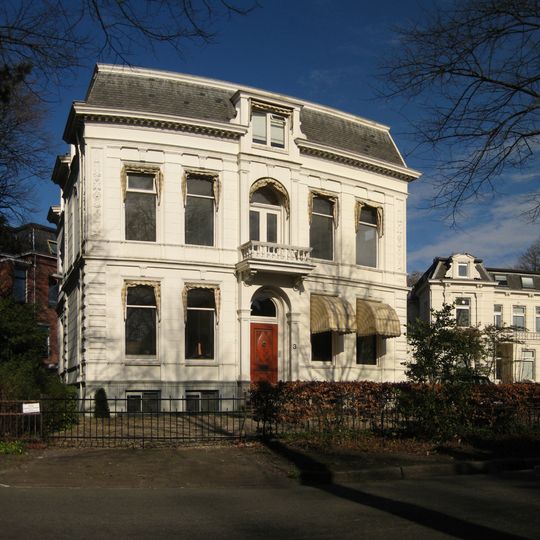 Witgepleisterde vrijstaande villa