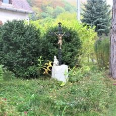 Kříž na rozcestí v centru Korunní