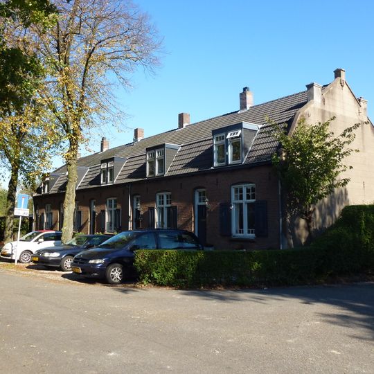 Reeks arbeidershuizen, gebouwd in traditionalistische stijl