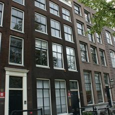 Pand met gevel onder rechte lijst met dakkapel