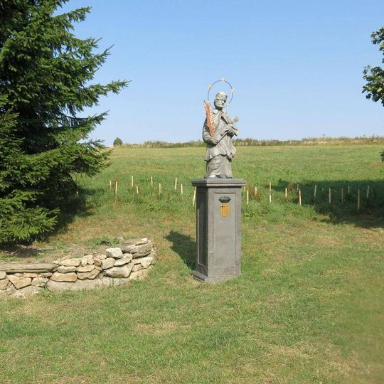 Socha svatého Jana Nepomuckého na rozcestí u kaple v Zákoutí