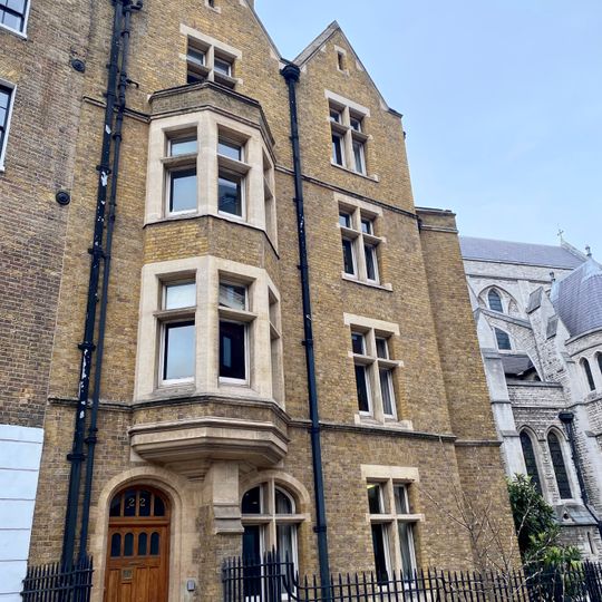 Presbytery to the Roman Catholic Church of St James