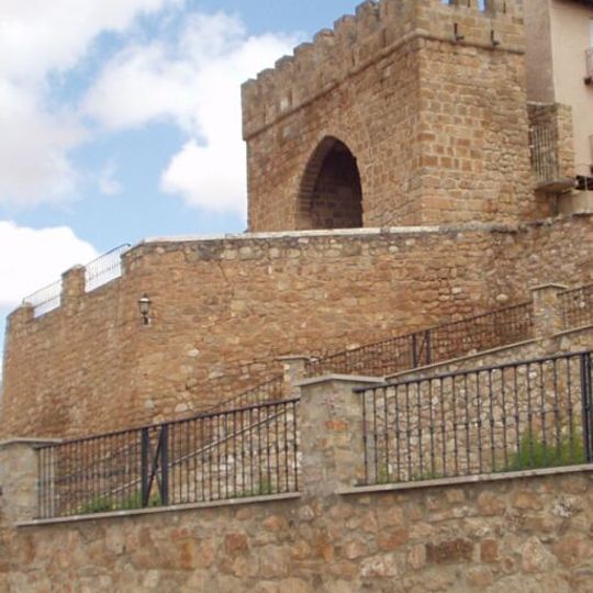 Walls and gate of Villa de Monteagudo de las Vicarías