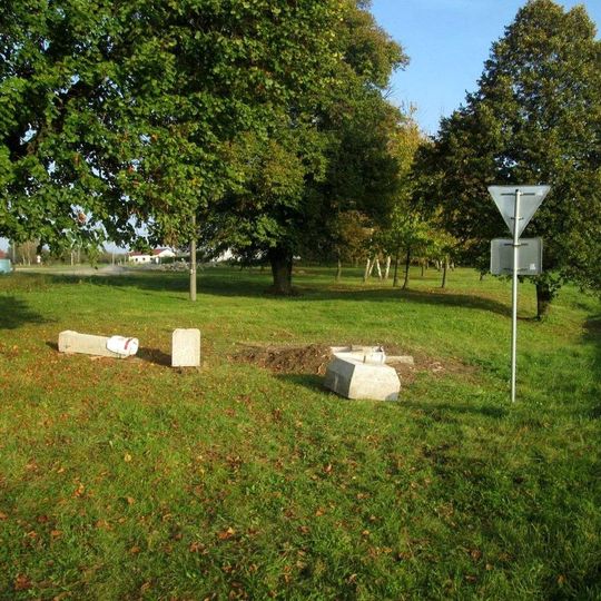 Kříž v Bělčicích v parku