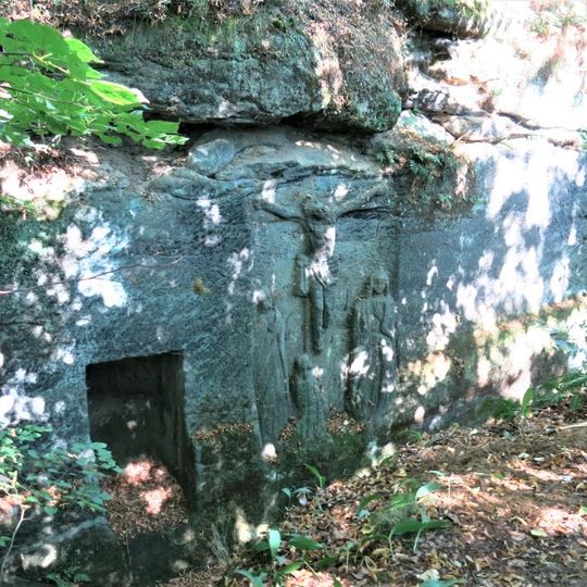 Skalní reliéf Krista na Kalvárii u lesní cesty severně od Radvance