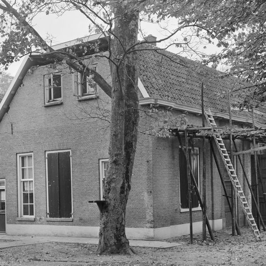 Huize Soeslo, boerderij met aangrenzende schuur