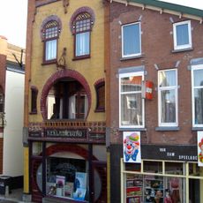 Winkel met bovenwoning