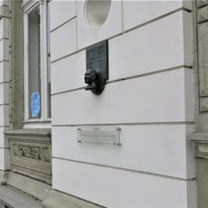 Pamětní deska Alfonse Dopsche na Městské knihovně Lovosice