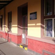 Pamětní deska nuceně nasazených z písecka na nádraží v Písku