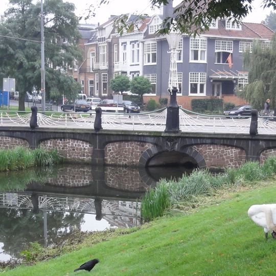 Brugdelen met leuningen van smeedijzeren hekwerk waarop lantaarns