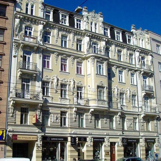 Īres nams ar veikaliem