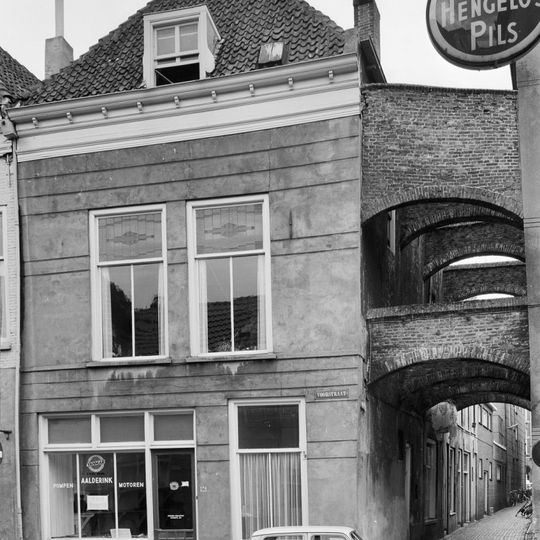 Pand met gepleisterde lijstgevel, dakkapel en gemetselde boogvormige schoren die de Koldenhovensteeg tussen de nrs. 96 en 98 overspannen