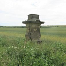 Podstavec zaniklé sochy u polní cesty jihovýchodně od Strkovic