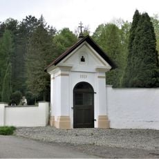 Kaplička u hřbitova ve Velenicích