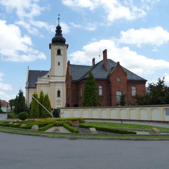 Parkové sluneční hodiny v Píšti u kostela svatého Vavřince