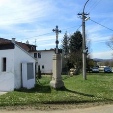 Kříž v Nezamyslicích u zemědělského areálu