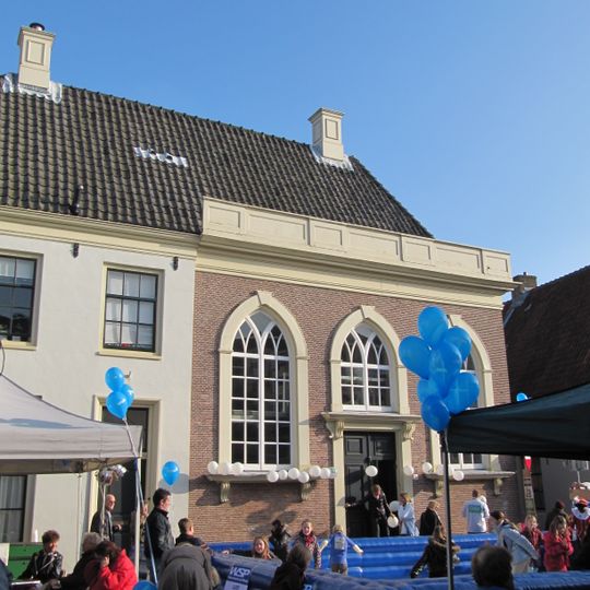 Hoekpand bestaande uit woning en bedrijfspand onder gemeenschappelijk schilddak