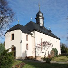 Sachgesamtheit Blasiuskirche und Kirchhof Niederzwönitz mit folgenden Einzeldenkmalen: Kirche (mit Ausstattung), Grabstein, Leichenhalle und Grufthaus der Familie Kropp (siehe Einzeldenkmalliste - Obj. 09238418) sowie der Kirchhof mit Einfriedung al
