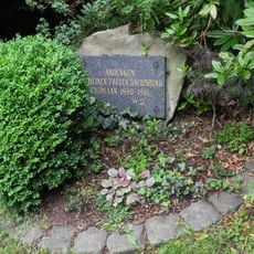Hundegrab mit Gedenkstein von Kaiser Wilhelm dem 2.