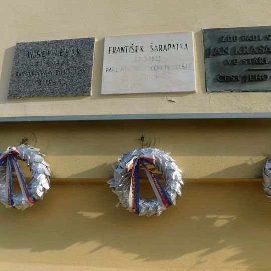 Pamětní deska Františka Šarapatky na domě Na Malovance 529/12 na Dlabačově