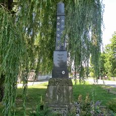 Pomník padlým v obou světových válkách u hlavní komunikace ve středu Vlkoše